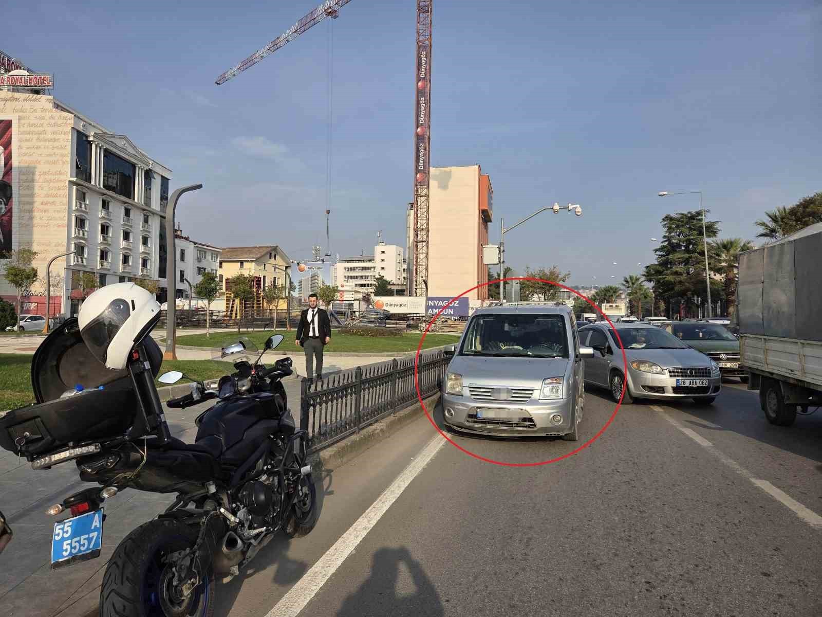 SAMSUN’DA SORUMSUZ BİR SÜRÜCÜ, PARA ÇEKMEK İÇİN KARADENİZ SAHİL YOLU’NDA ARACINI BİR ŞERİDE PARK...