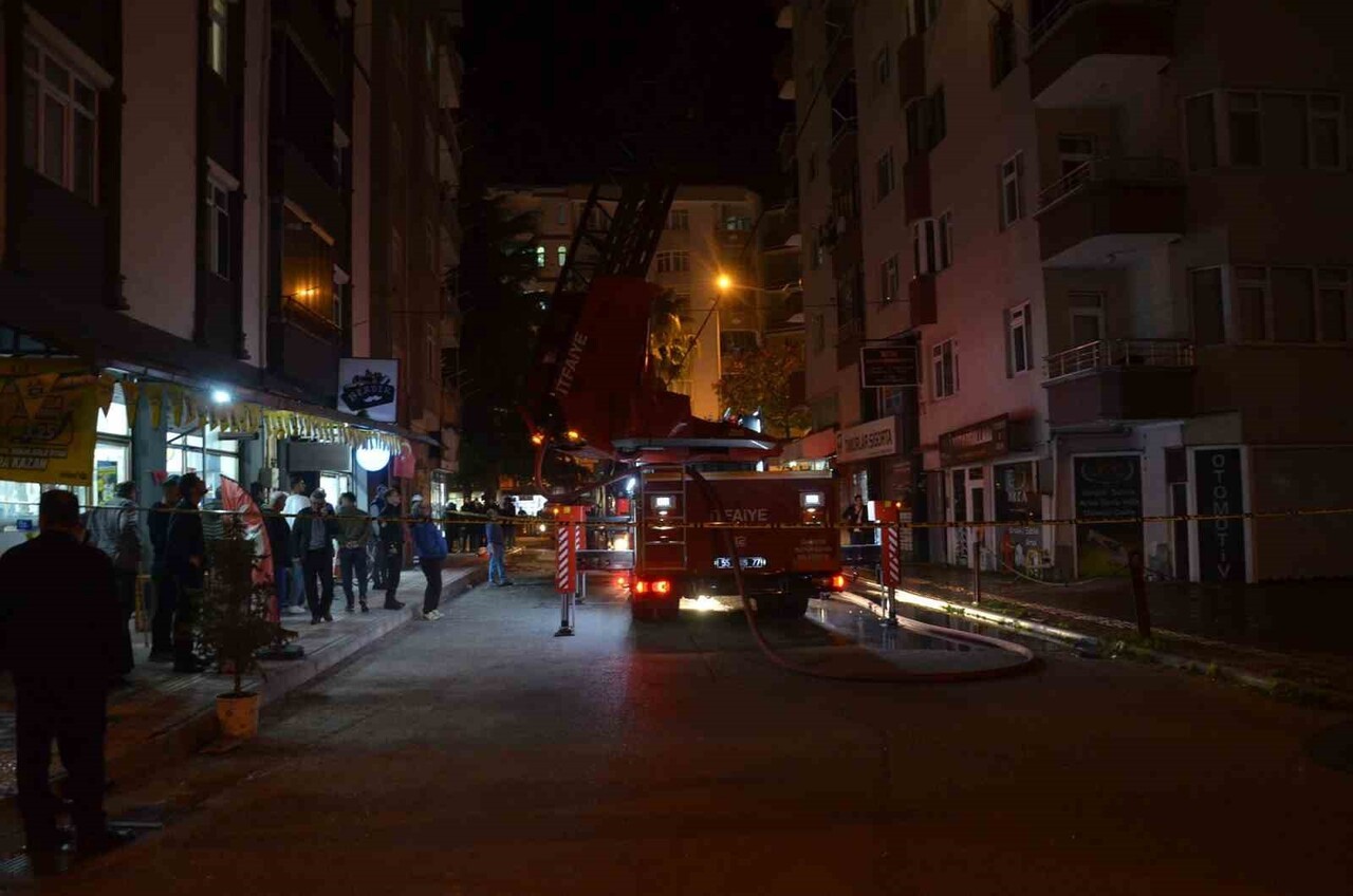 SAMSUN’UN BAFRA İLÇESİNDE BULUNAN 7 KATLI BİR APARTMANIN ÇATI KATINDA İZOLASYON ÇALIŞMASI...