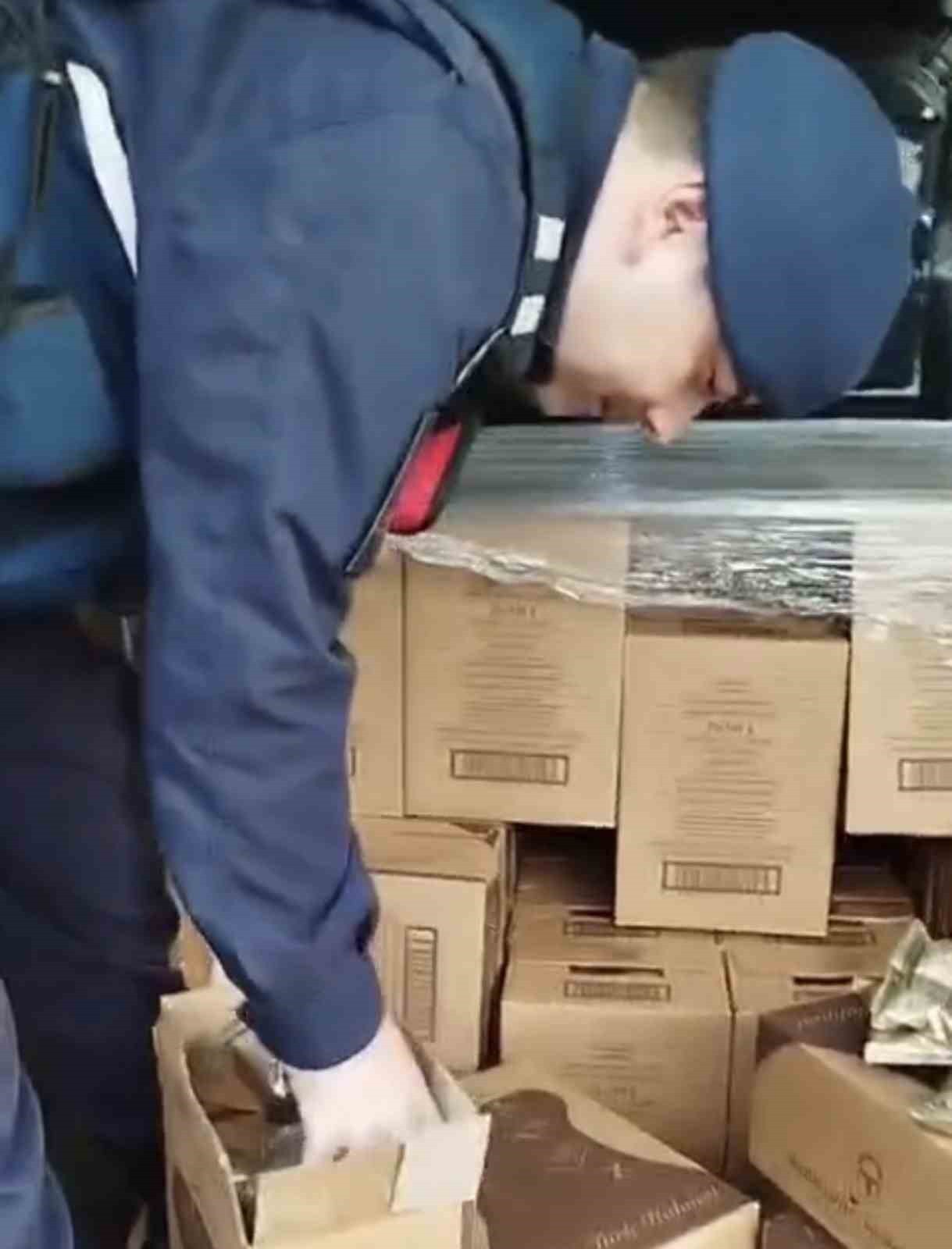 SAMSUN’UN İLKADIM İLÇESİNDE JANDARMA EKİPLERİNCE GERÇEKLEŞTİRİLEN OPERASYONDA, BİR İŞYERİNDE...