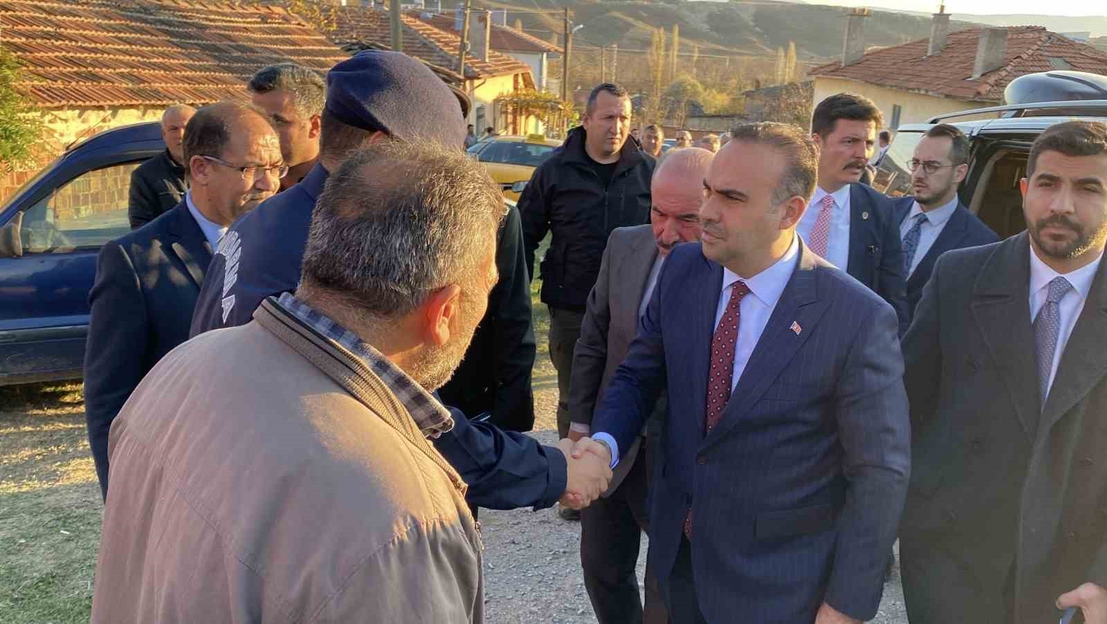 SANAYİ VE TEKNOLOJİ BAKANI'NIN ŞEHİT EVİNE GELMESİNDEN GÖRÜNTÜ