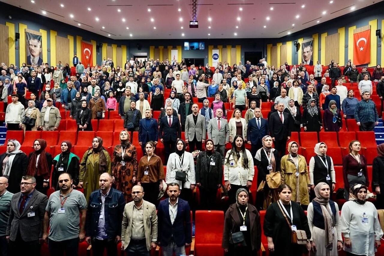 SANCAKTEPE BELEDİYE BAŞKANI ALPER YEĞİN, SANCAKTEPE GENÇLİK MERKEZİ’NDE EĞİTİM GÖREN ÖĞRENCİLERİN...