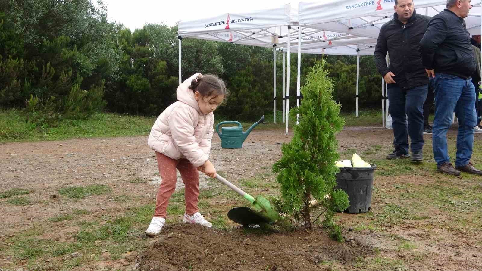 SANCAKTEPE’DE MİLLİ AĞAÇLANDIRMA GÜNÜ KAPSAMINDA DÜZENLENEN ETKİNLİKTE YÜZLERCE FİDAN TOPRAKLA...
