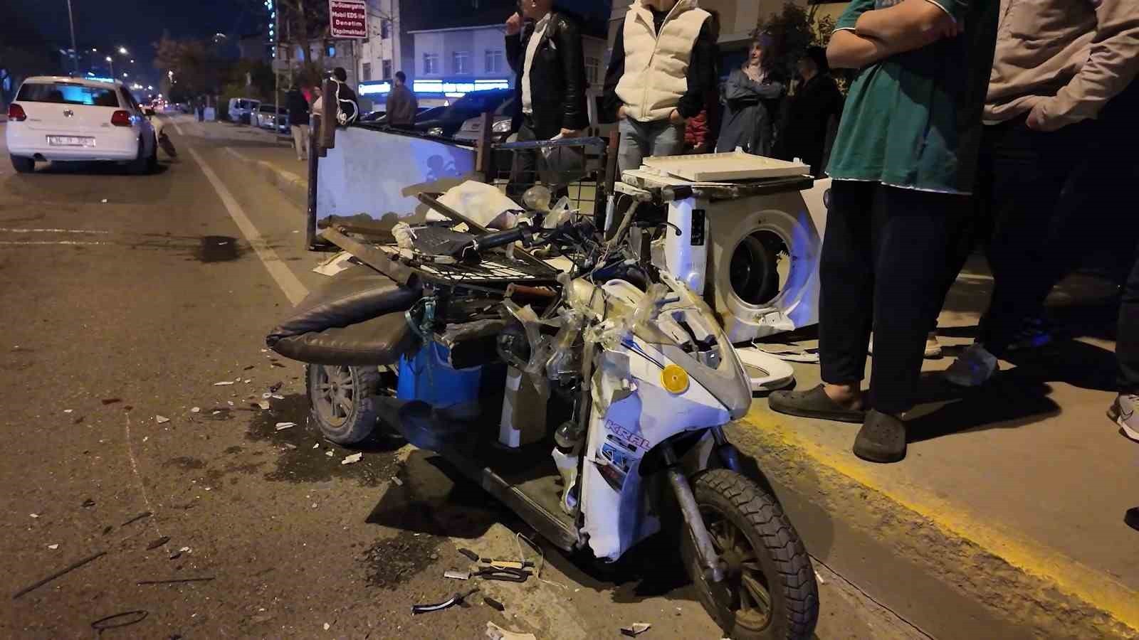 SANCAKTEPE’DE SEYİR HALİNDEKİ BİR OTOMOBİL İLE YAYA GEÇİDİNDEN GEÇMEYE ÇALIŞAN YÜK DOLU MOTOSİKLET...