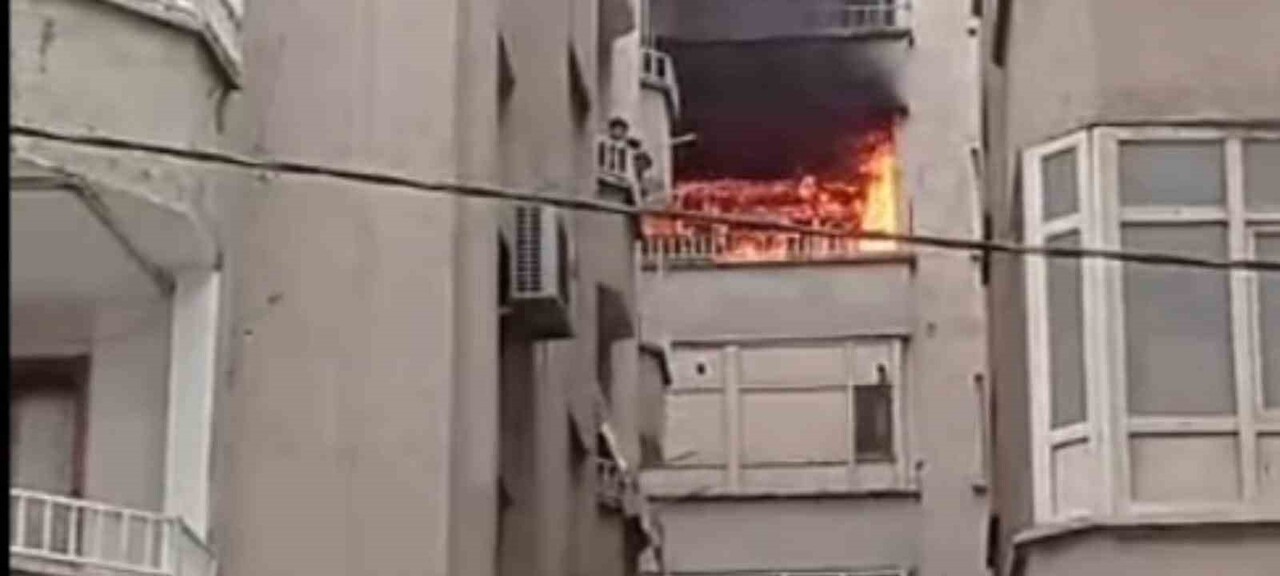 ŞANLIURFA'DA BİR APARTMANIN 5. KATINDA ÇIKAN YANGIN PANİĞE NEDEN OLDU.