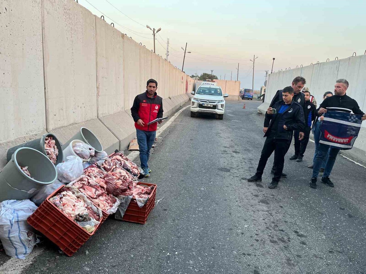 ŞANLIURFA'DA HİJYENSİZ 1 TON KAÇAK ET ELE GEÇİRİLDİ