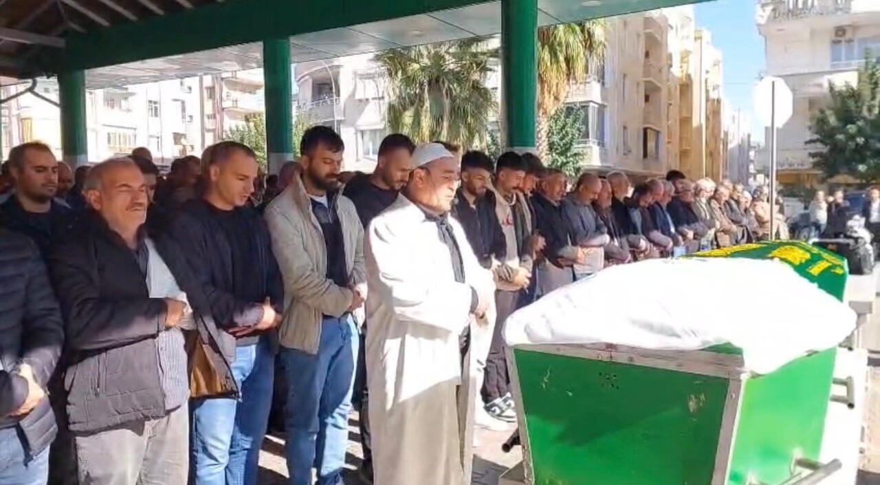 ŞANLIURFA'NIN BİRECİK İLÇESİNDE KONTROLDEN ÇIKARAK DEVRİLEN OTOMOBİLDE HAYATINI KAYBEDEN KADIN...