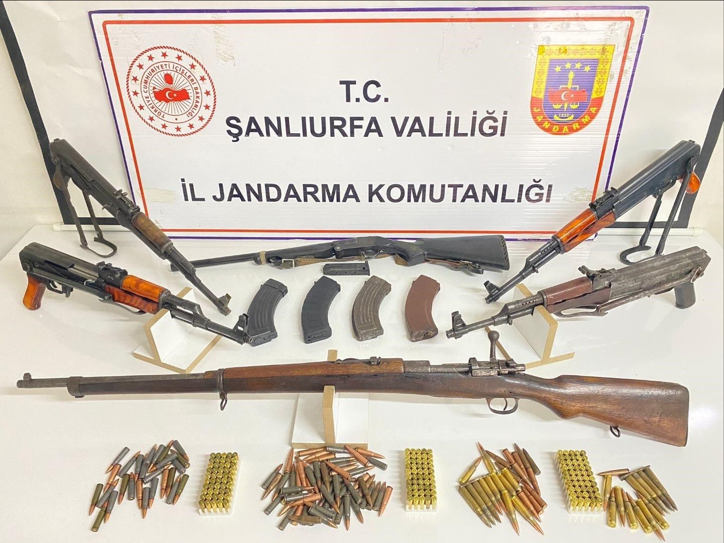 ŞANLIURFA'NIN SİVEREK İLÇESİNDE JASAT EKİPLERİ "6136 SKM" KAPSAMINDA BUCAK VE KARACADAĞ JANDARMA...