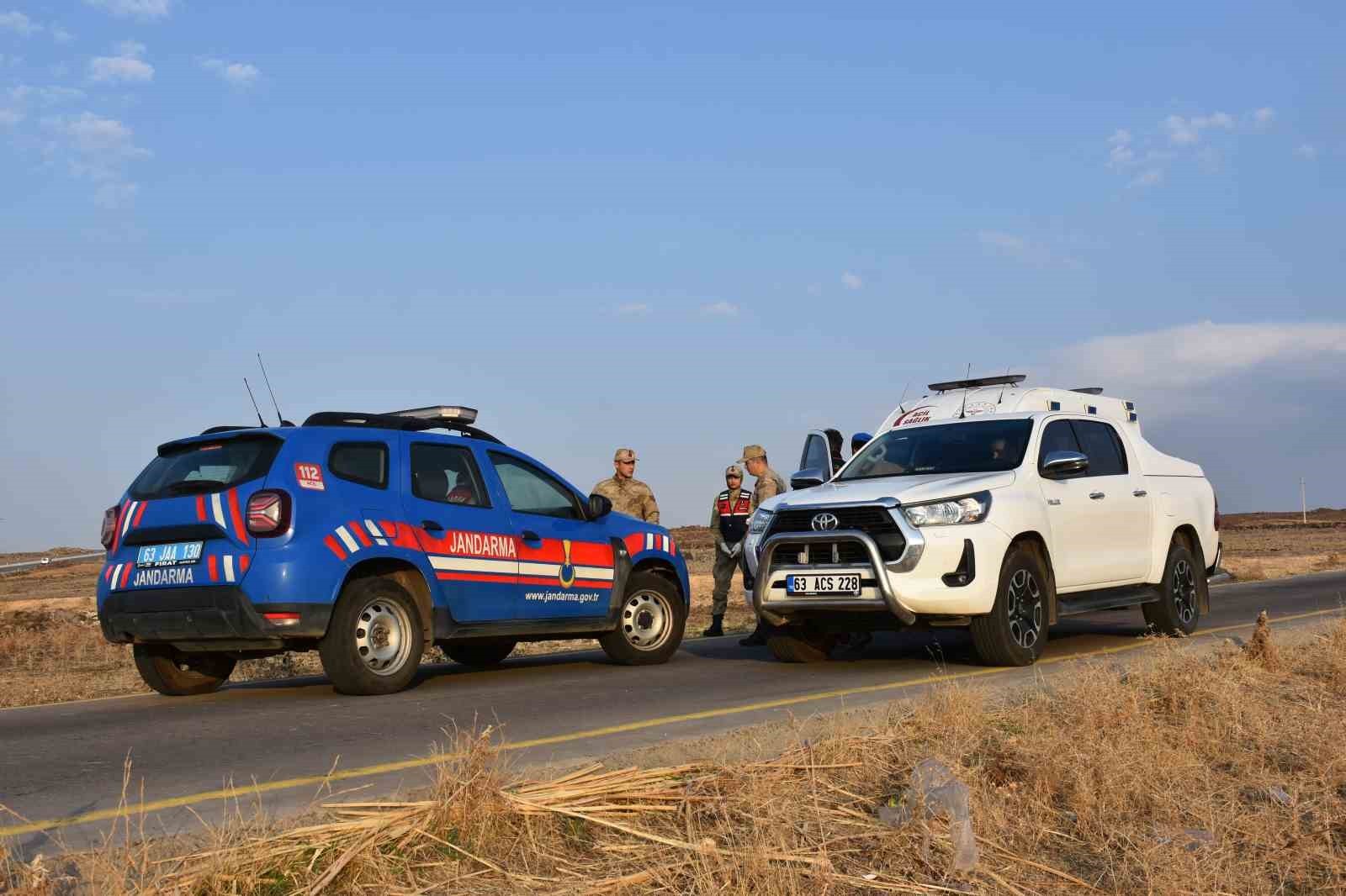 ŞANLIURFA'NIN SİVEREK İLÇESİNDE, YOL KENARINDA SİLAHLA VURULARAK ÖLDÜRÜLMÜŞ BİR ERKEK CESEDİ...