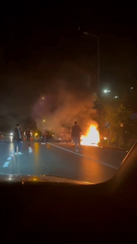 SAPANCA İLÇESİNDE OTOMOBİL İLE MOTOSİKLETİN ÇARPIŞMASI NETİCESİNDE MEYDANA GELEN KAZADA 1'İ AĞIR 2...