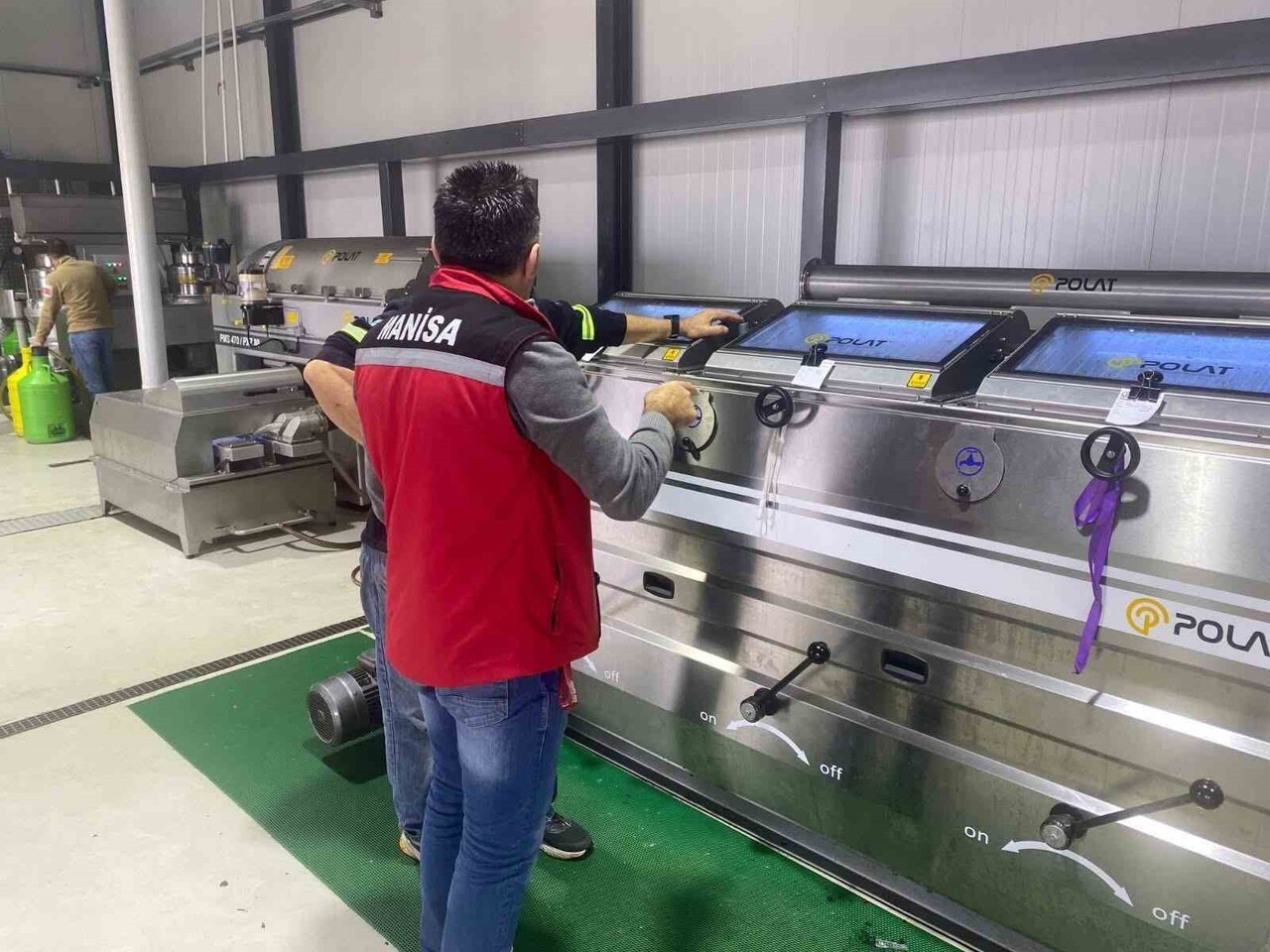 SARIGÖL İLÇE TARIM VE ORMAN MÜDÜRLÜĞÜ EKİPLERİ, İLÇEDE FAALİYET GÖSTEREN YAĞHANE VE ZEYTİNYAĞI...