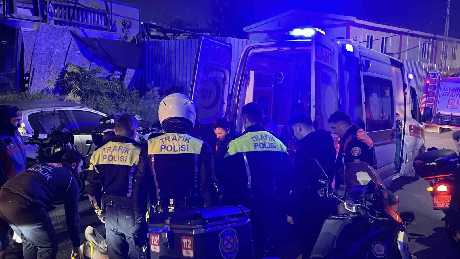 SARIYER'DE DİKKATSİZ SÜRÜCÜ ARACA ÇARPTIKTAN SONRA MOTORUN ÜZERİNE DEVRİLDİ: 2 YARALI