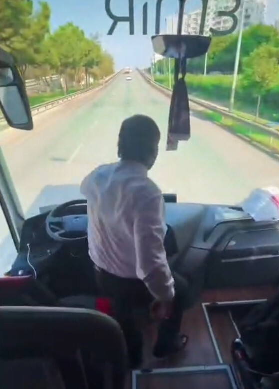 ŞEHİRLERARASI YOLCULUK ESNASINDA HAREKET HALİNDEKİ OTOBÜSÜN KOLTUĞUNDAN KALKARAK TARAFTAR GRUBUYLA...