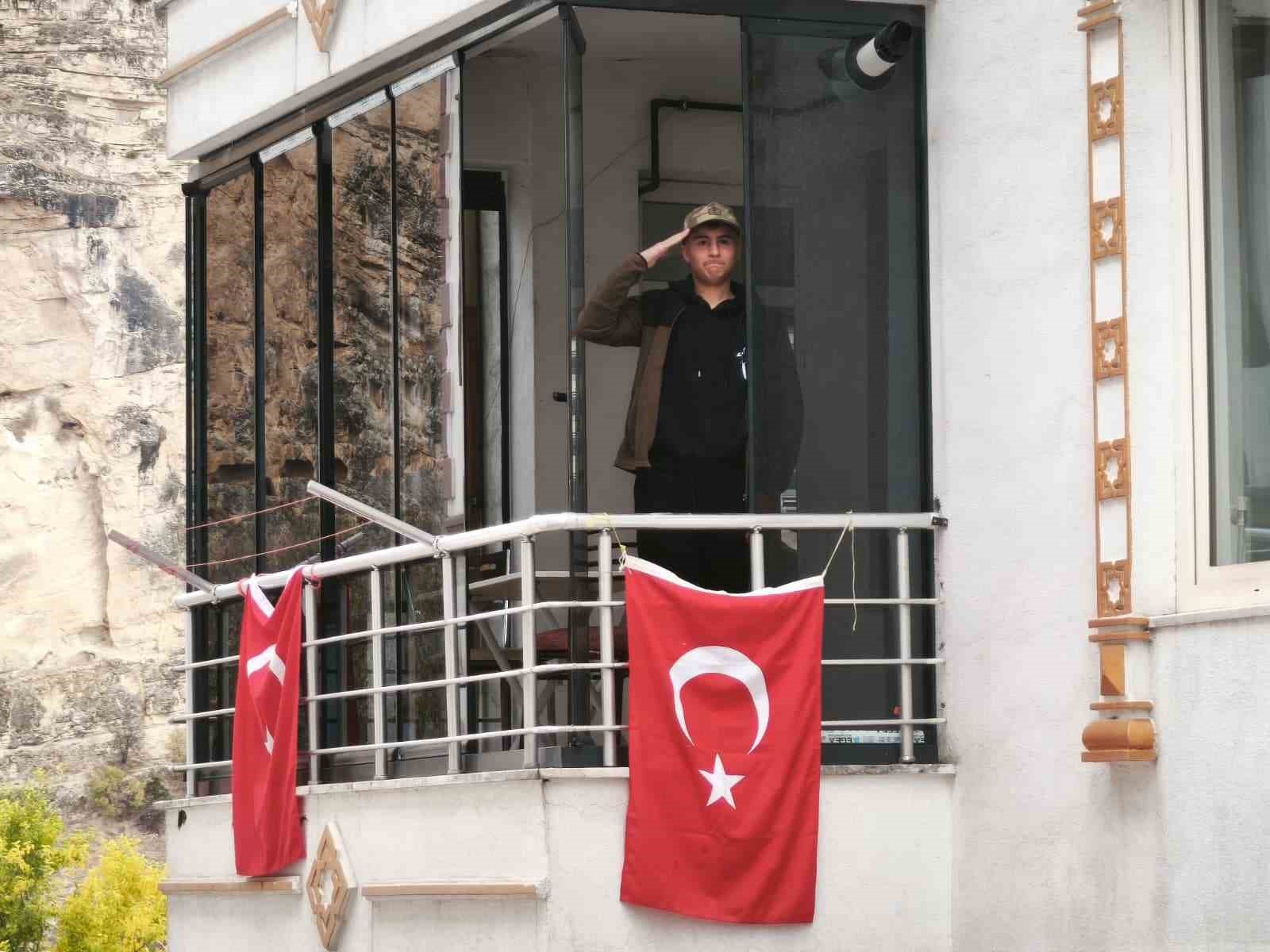 ŞEHİT HAVA UÇAK BAKIM ASTSUBAY ÜSTÇAVUŞ BERKAY KARACA'NIN ANNESİNİN "BURGAZ AYAĞA KALKSIN, DÜNYA...