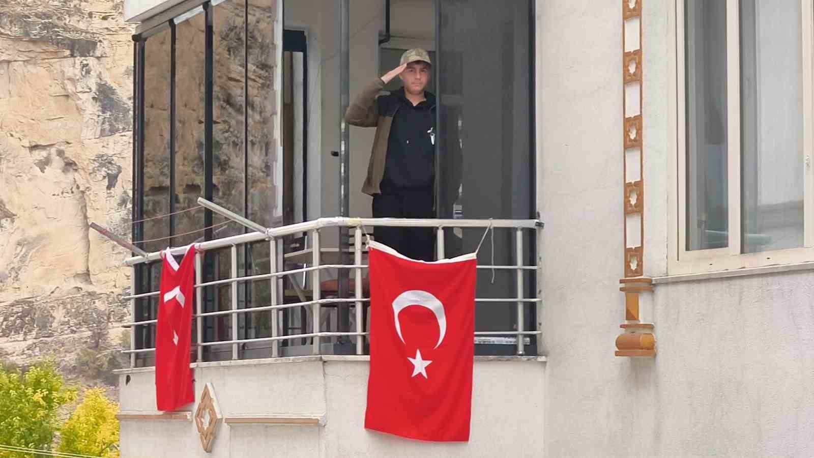 ŞEHİT HAVA UÇAK BAKIM ASTSUBAY ÜSTÇAVUŞ BERKAY KARACA'NIN ANNESİNİN "BURGAZ AYAĞA KALKSIN, DÜNYA...