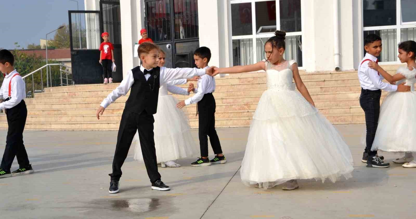 ŞEHZADELER İLÇESİNDEKİ DR. ÖMER FARUK MERİÇ İLKOKULU’NDA DÜZENLENEN 10 KASIM TÖRENİNDE ÖĞRENCİLER...