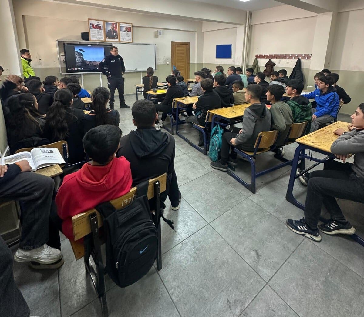 SELİM’DE 65 ÖĞRENCİYE “TRAFİK DEDEKTİFLERİ” EĞİTİMİ” VERİLDİ(KARS-İHA)