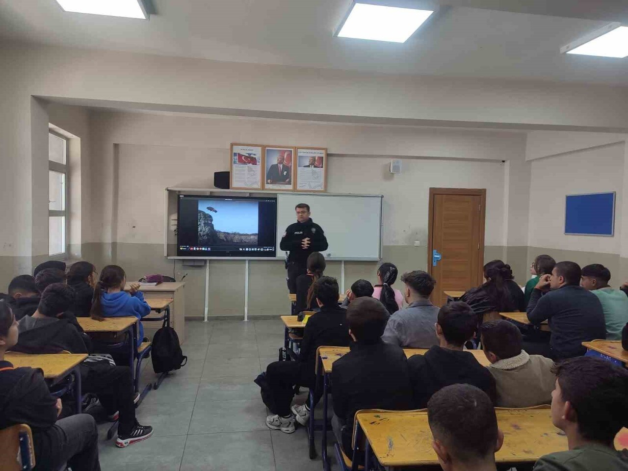 SELİM’DE 65 ÖĞRENCİYE “TRAFİK DEDEKTİFLERİ” EĞİTİMİ” VERİLDİ(KARS-İHA)