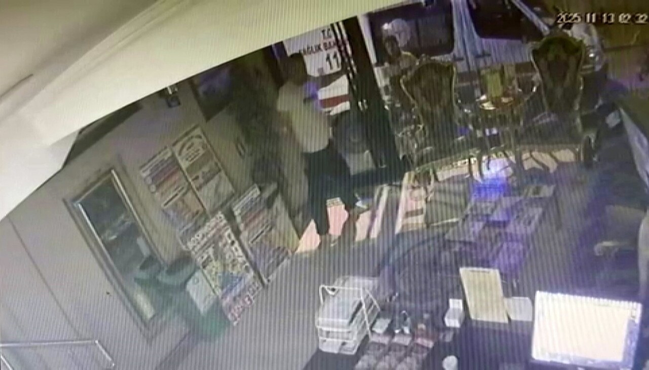 SERVET BÖCEK'İN OTELİN KAPISININ KİLİTLİ OLMASINDAN KAYNAKLI DIŞARI ÇIKAMADIĞI, KAPININ ÖNÜNDE...