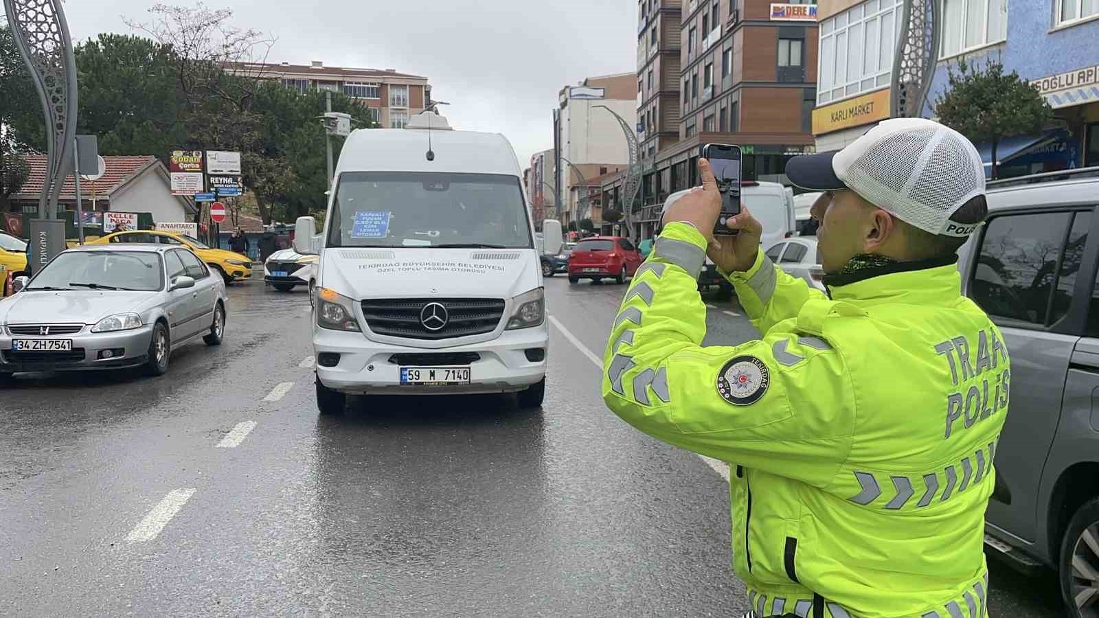 SERVİS DURAĞINA PARK EDEN ARAÇLARI FOTOĞRAFLAYAN POLİS EKİBİ