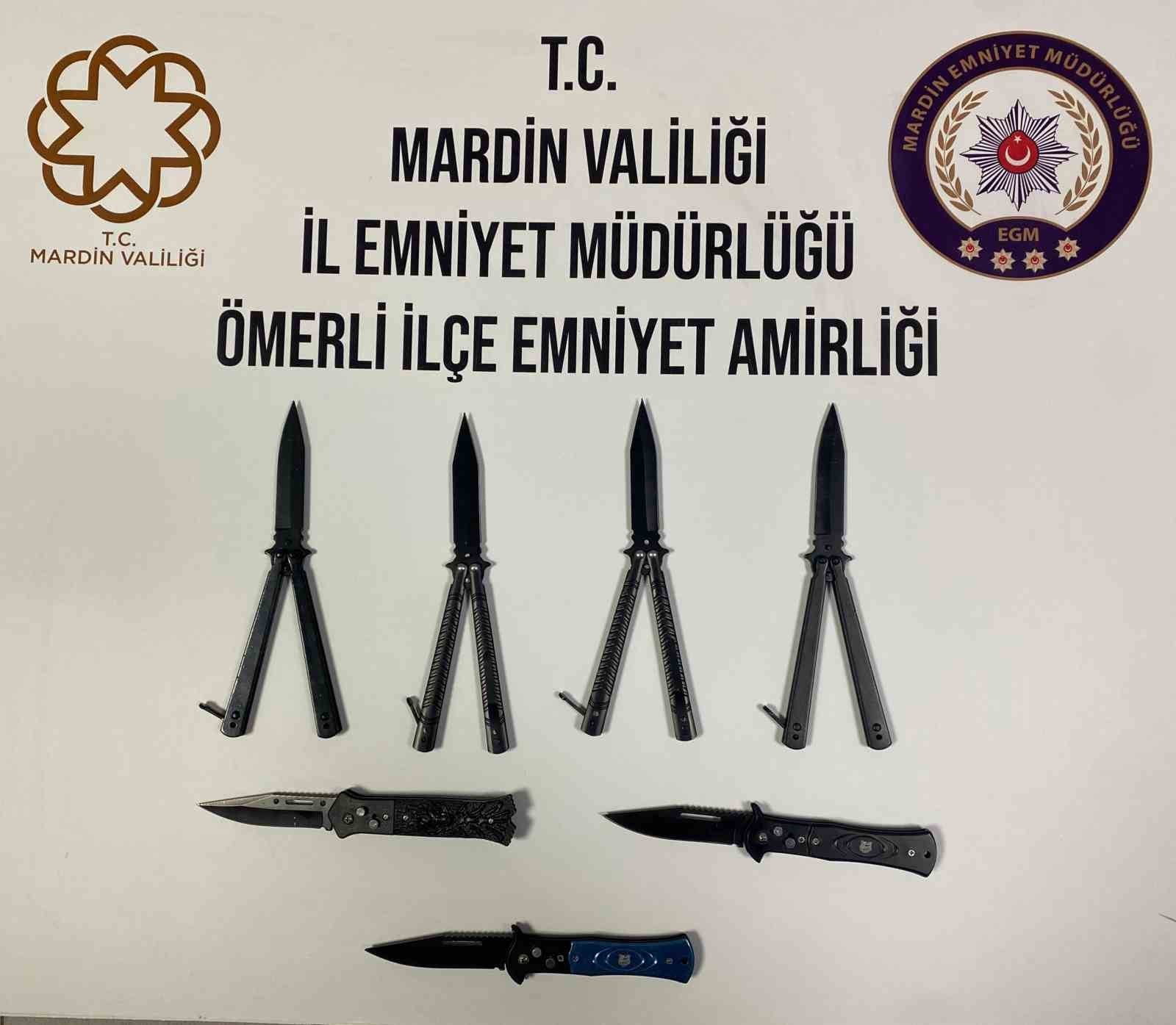 SEYYAR SATIŞ YAPAN BİR KİŞİNİN SATTIĞI ÜRÜNLER ARASINDA 4 ADET KELEBEK VE 3 ADET SUSTALI BIÇAK...