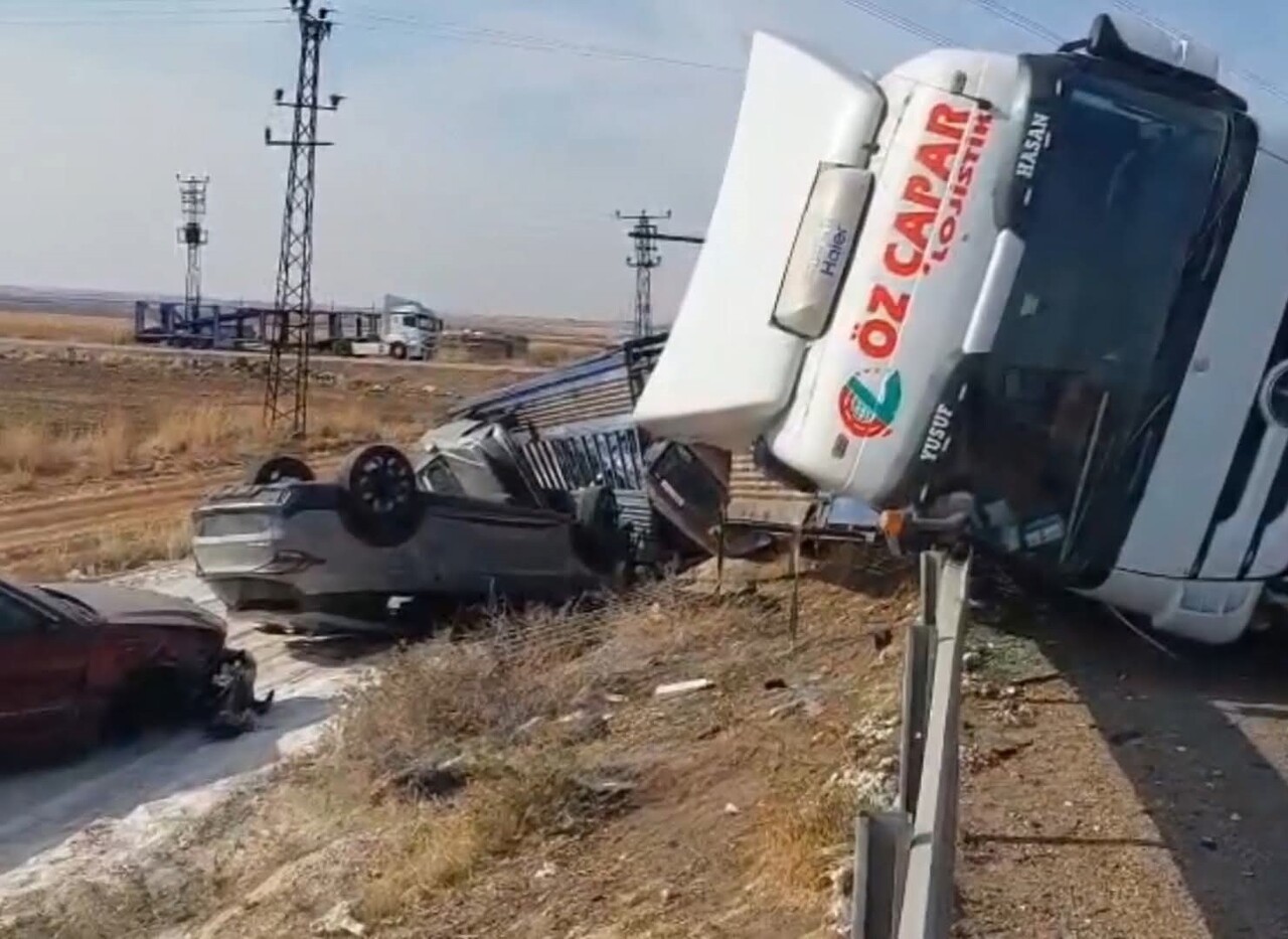 SIFIR ARAÇLARIN YÜKLÜ OLDUĞU TIRIN DEVRİLMESİYLE MİLYONLUK ARAÇLAR HASAR GÖRDÜ