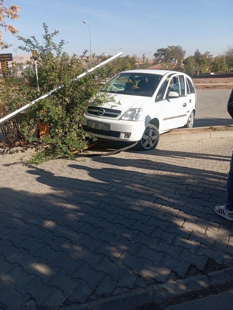 SİİRT'İN KURTALAN İLÇESİNDE HASTANE BAHÇESİNE GİRİŞ YAPMAK İSTEYEN REFÜJE ÇIKTI.