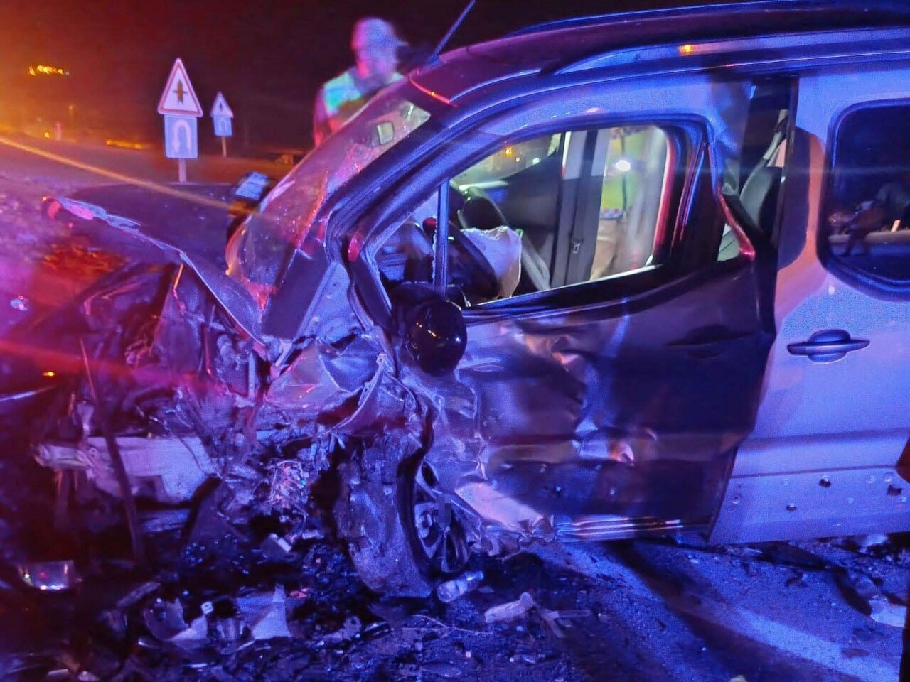 SİİRT'İN KURTALAN İLÇESİNDE OTOMOBİL İLE HAFİF TİCARİ ARACIN ÇARPIŞTIĞI KAZADA 2 KİŞİ AĞIR...
