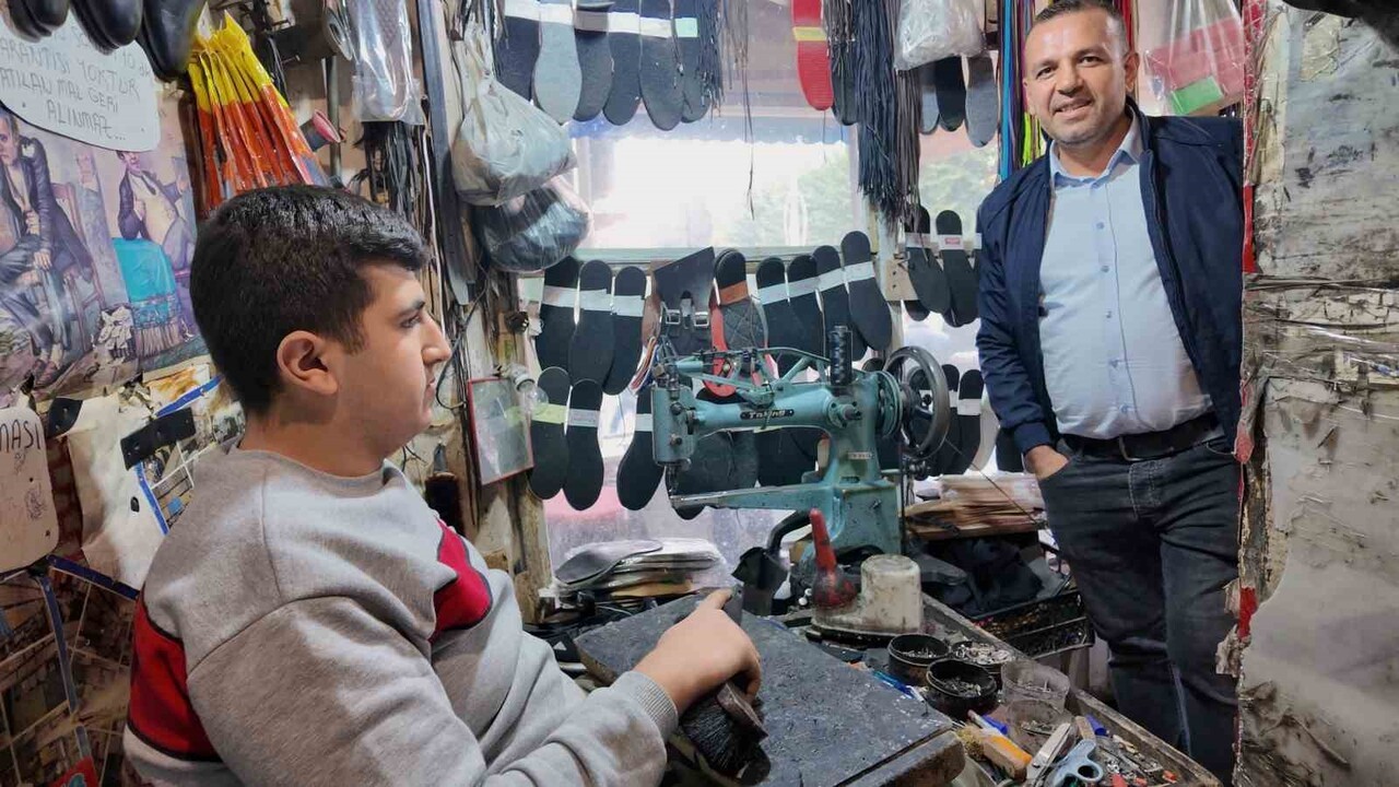 SİİRT'TE 16 YAŞINDAKİ TORUN, 64 YAŞINDAKİ DEDESİNDEN 10 YAŞINDAN BERİ ÖĞRENDİĞİ İŞİ DÜKKANI...