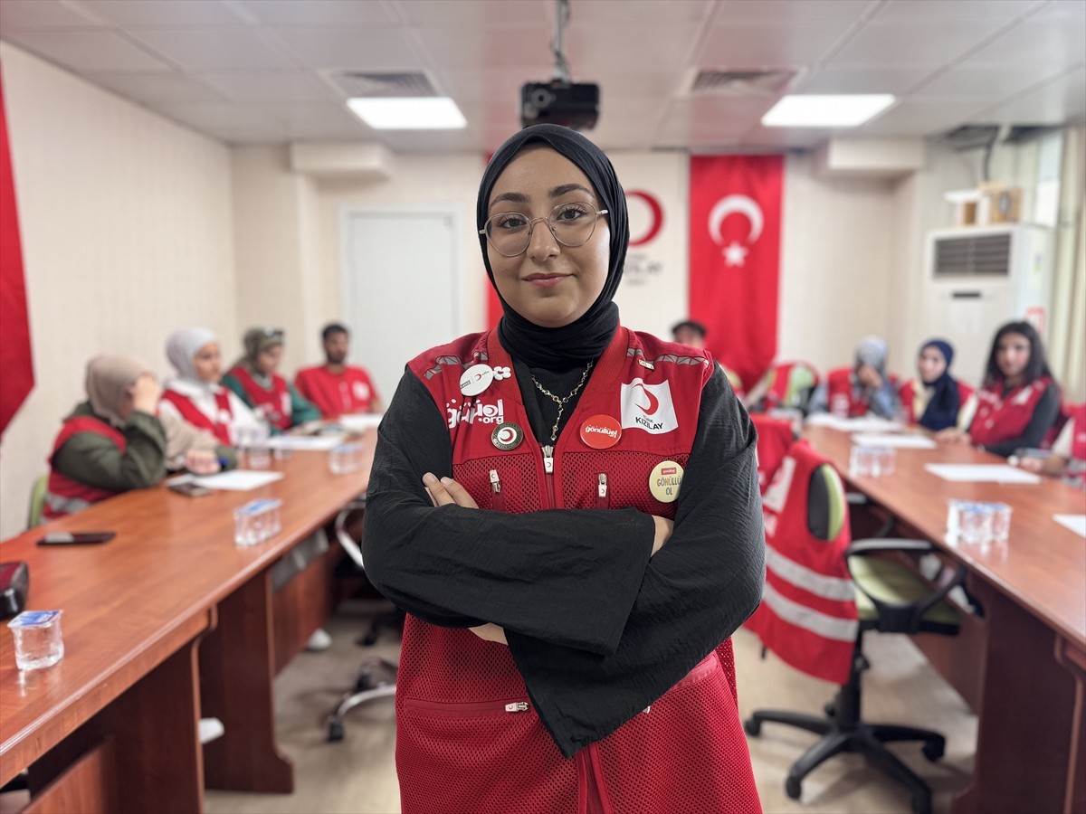 Siirt'te 19 yaşındaki üniversite öğrencisi Nur Helin Adar, Kızılay gönüllüsü olmasını sağladığı...