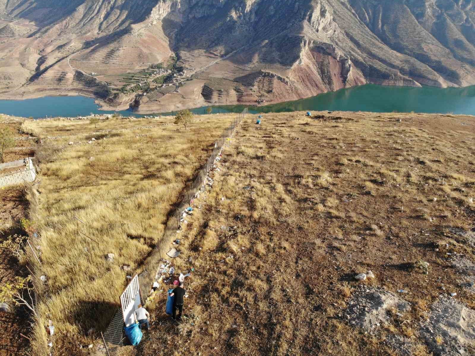 SİİRT'TE 5 ARKADAŞ, ÇEVRE BİLİNCİNİ İNSANLARA AŞILAMAK İÇİN GÖNÜLLÜ OLARAK TOPLU ALANLARDA YAPMIŞ...