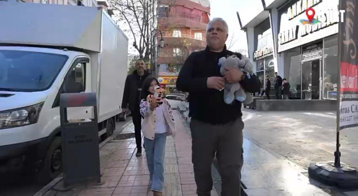 SİİRT'TE POLİSLER, ÇOCUKLARIN DUYARLILIĞINI ÖLÇMEK AMACIYLA HAZIRLADIĞI SOSYAL DENEY ÇALIŞMASINI...