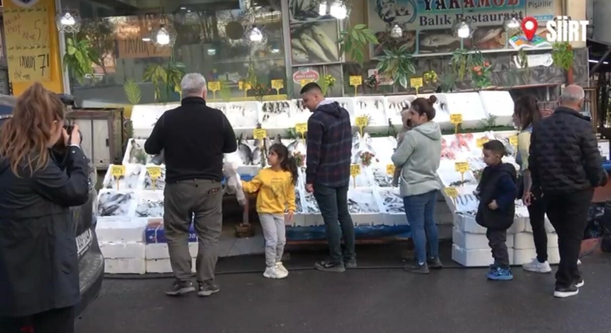 SİİRT'TE POLİSLER, ÇOCUKLARIN DUYARLILIĞINI ÖLÇMEK AMACIYLA HAZIRLADIĞI SOSYAL DENEY ÇALIŞMASINI...