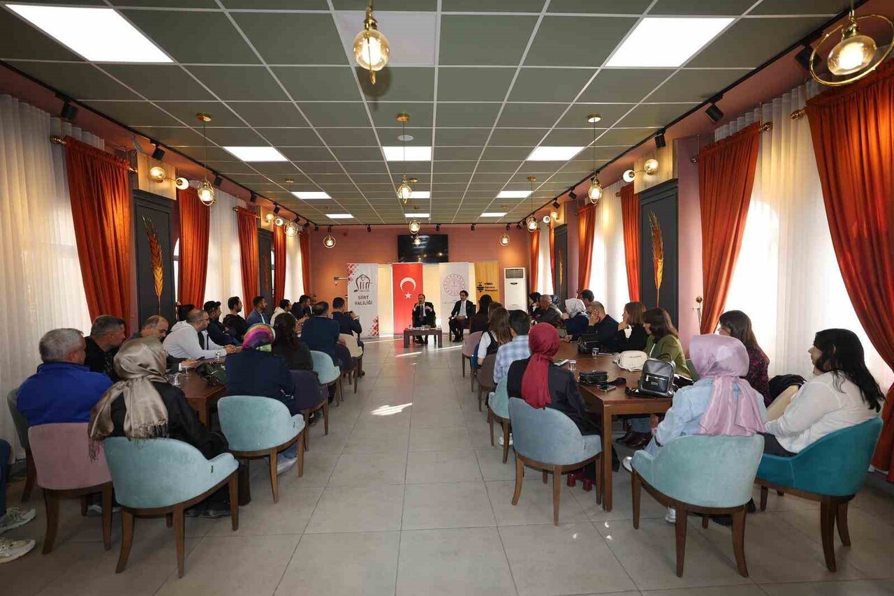 SİİRT'TE "ŞEHİR VE KÜLTÜR AKADEMİSİ" PROGRAMI SİİRT VALİSİ KEMAL KIZILKAYA'NIN KATILIMIYLA...