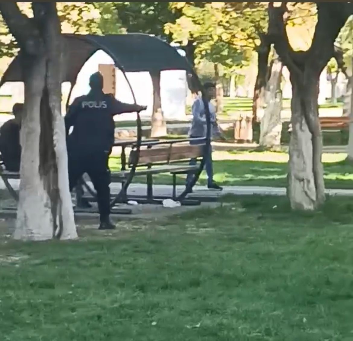 SİİRT’İN KURTALAN İLÇESİNDE ZİHİNSEL ENGELLİ BİR GENÇ, ELİNDEKİ BIÇAKLA VATANDAŞLARA...