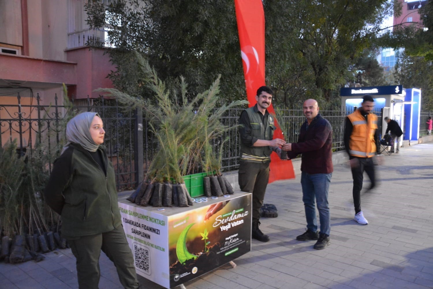 SİİRT ORMAN İŞLETME MÜDÜRLÜĞÜ EKİPLERİ, VATANDAŞLARI FİDAN DİKİMİNE DAVET ETTİ.