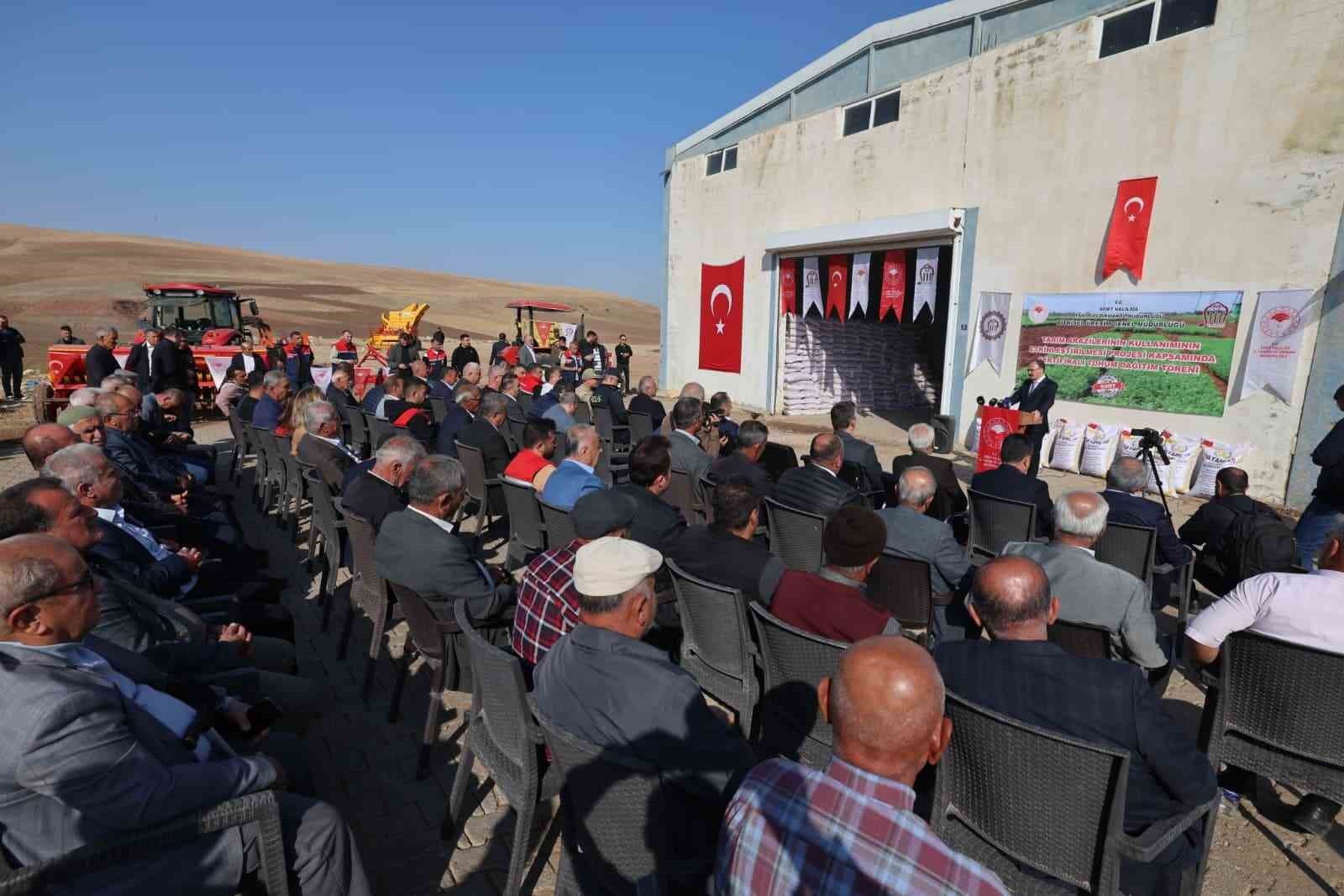 SİİRT’TE 13 MİLYON 333 BİN 333 LİRA BÜTÇEYLE 15 BİN DEKARLIK ALANDA ÜRETİLEN 203 TON KIRMIZI...