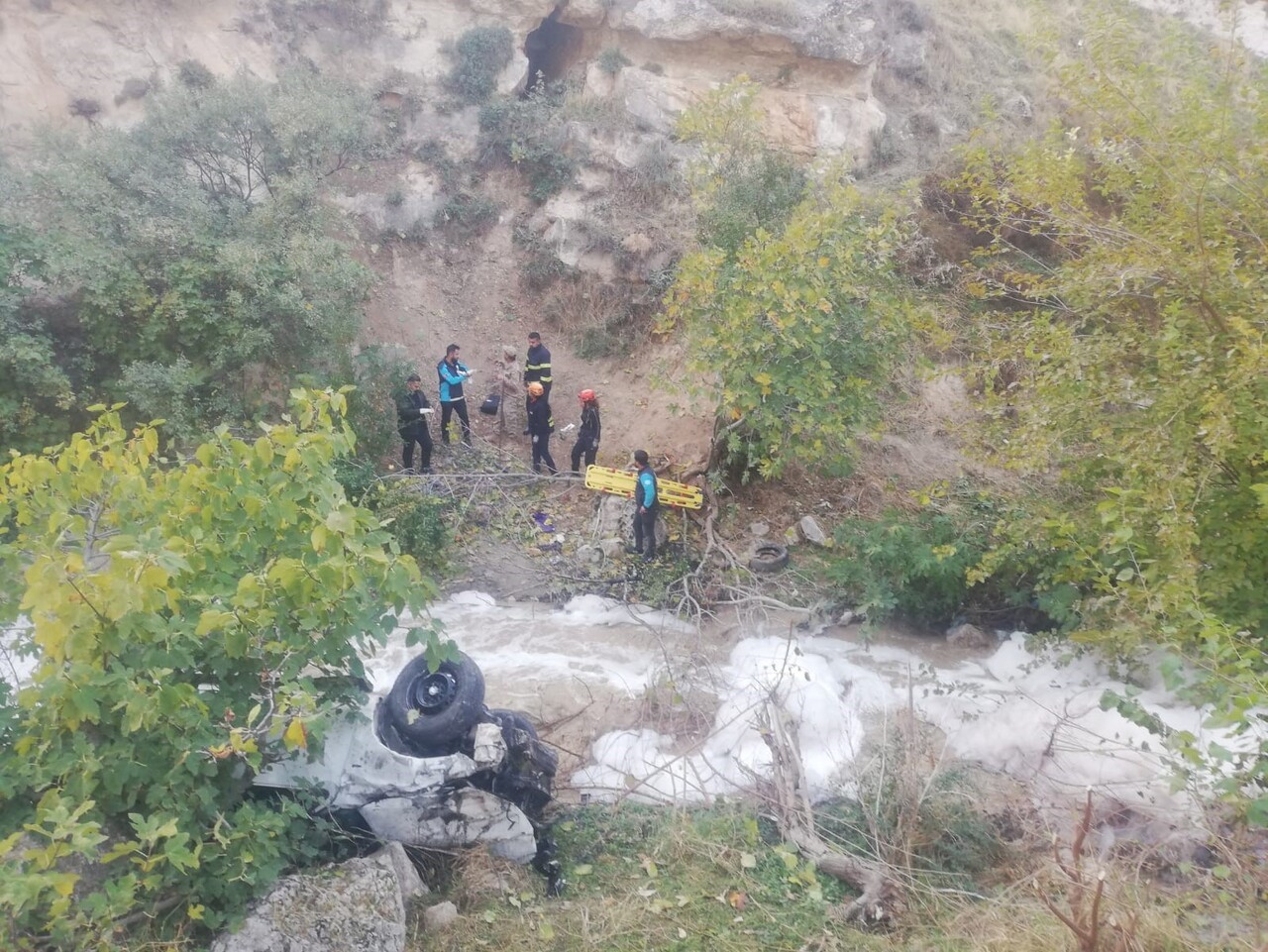 SİİRT’TE ARACIN ŞARAMPOLE YUVARLANMASI SONUCU 1 KİŞİ ÖLDÜ, 1 KİŞİ YARALANDI.