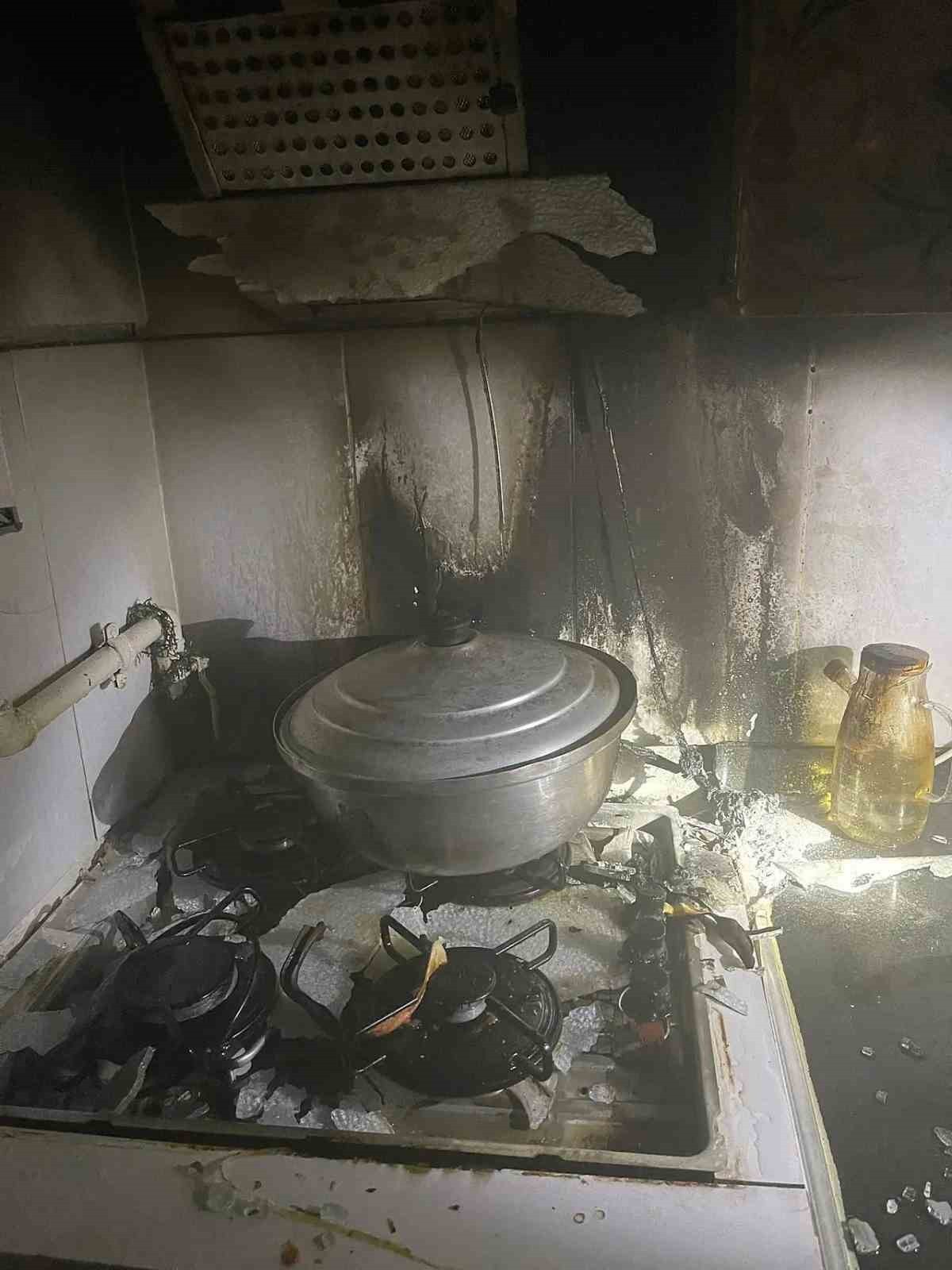 SİİRT’TE BİR EVDE ÇIKAN YANGIN İTFAİYE EKİPLERİNİN MÜDAHALESİYLE SÖNDÜRÜLDÜ.