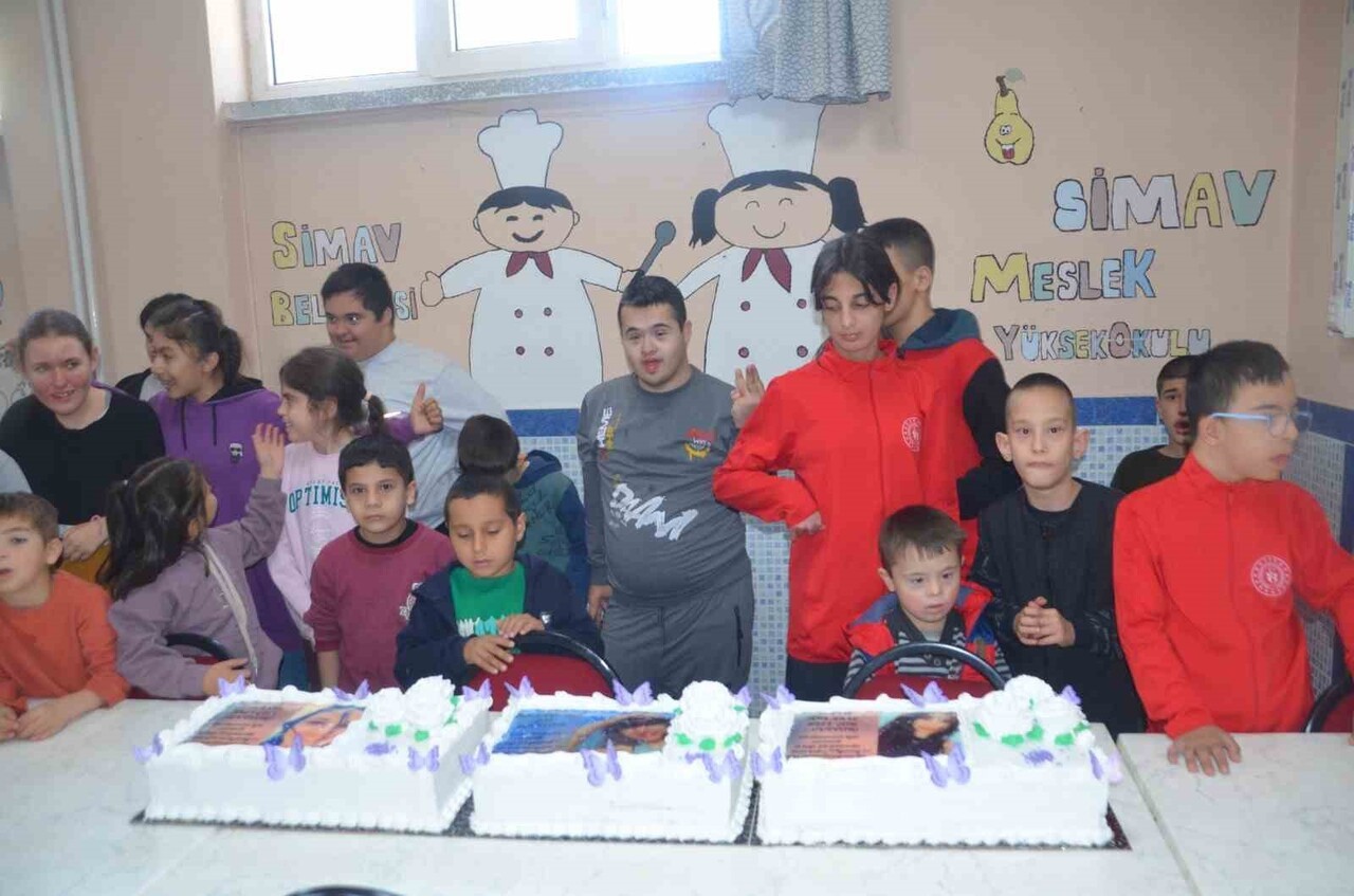 SİMAV’DAKİ ÖZEL ÖĞRENCİLER, POLİS LOJMANINDA BAŞINDAN VURULARAK ÖLEN AKBAŞ’IN DOĞUM GÜNÜNÜ...