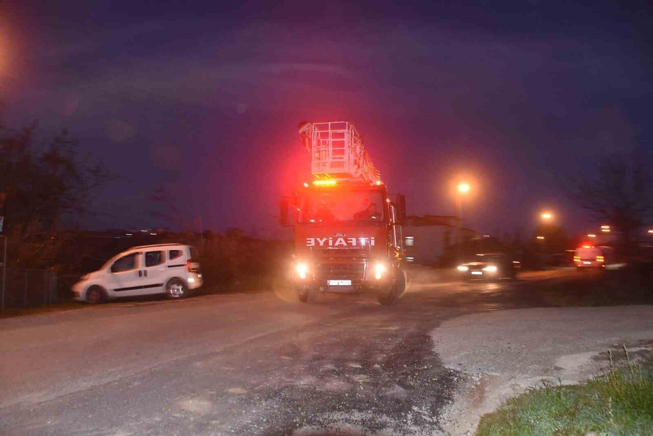 SİNOP'TA YANGIN İHBARI, EKİPLERİ ALARMA GEÇİRDİ. ÇOK SAYIDA İTFAİYENİN SEVK EDİLDİĞİ OLAY YERİNDE...