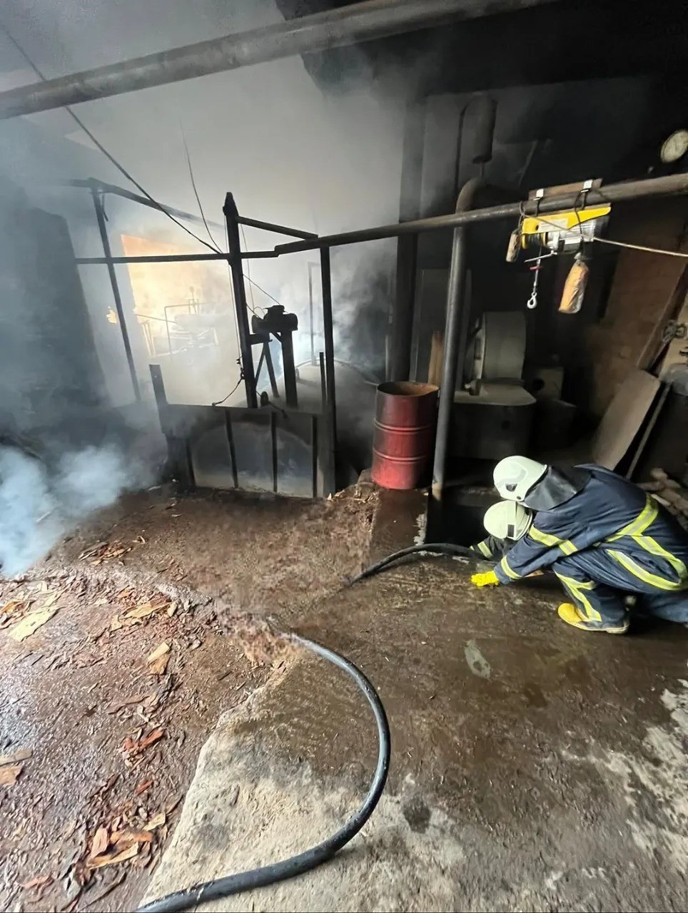 SİNOP’UN AYANCIK İLÇESİNDE SANAYİ SİTESİNDE FAALİYET GÖSTEREN BİR İŞ YERİNDE ÇIKAN YANGIN, İTFAİYE...