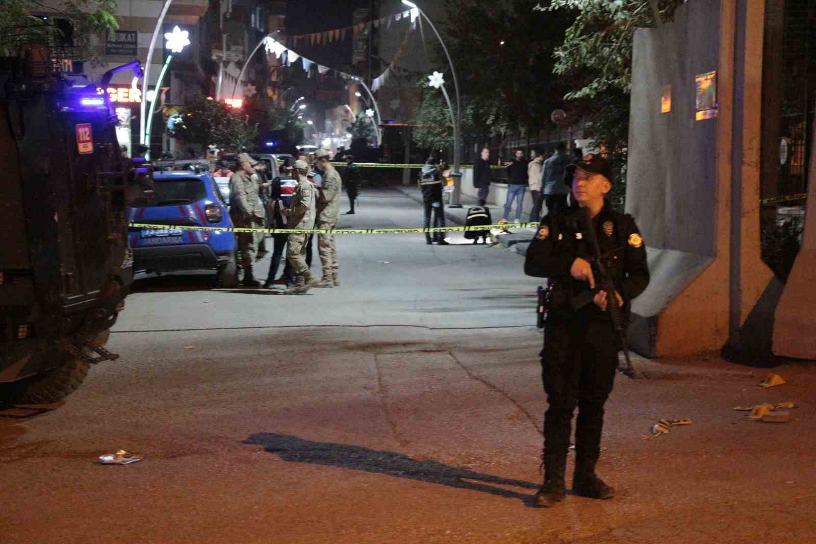 ŞIRNAK'TA CİZRE ADLİYESİ ÇIKIŞINDA SİLAHLI SALDIRIYA UĞRAYAN 2 KİŞİ, AĞIR YARALANDI.