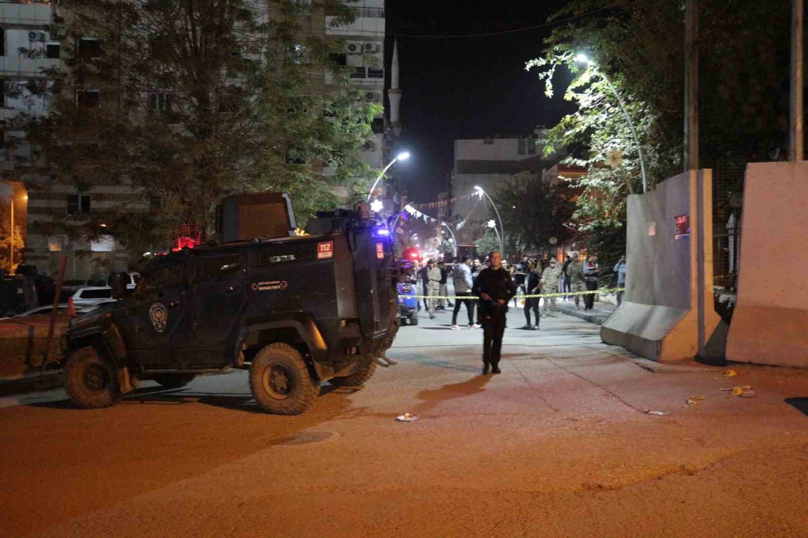ŞIRNAK'TA CİZRE ADLİYESİ ÇIKIŞINDA SİLAHLI SALDIRIYA UĞRAYAN 2 KİŞİDEN BİRİ KALDIRILDIĞI HASTANEDE...