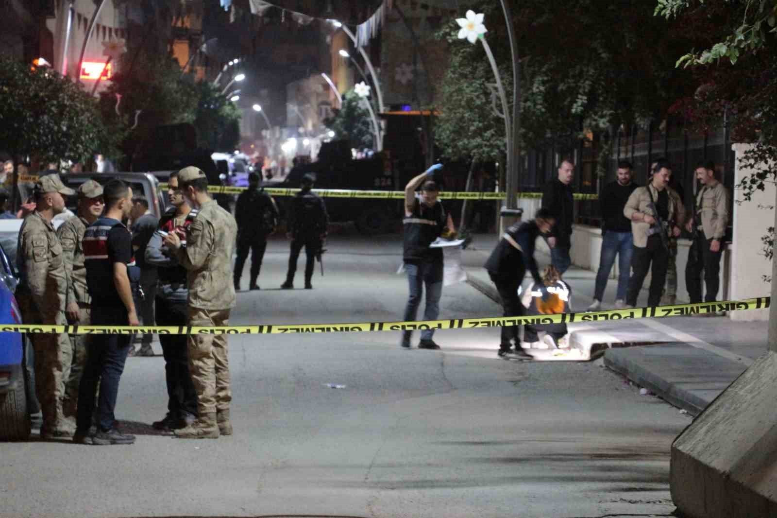 ŞIRNAK'TA CİZRE ADLİYESİ ÇIKIŞINDA SİLAHLI SALDIRIYA UĞRAYAN 2 KİŞİDEN BİRİ KALDIRILDIĞI HASTANEDE...