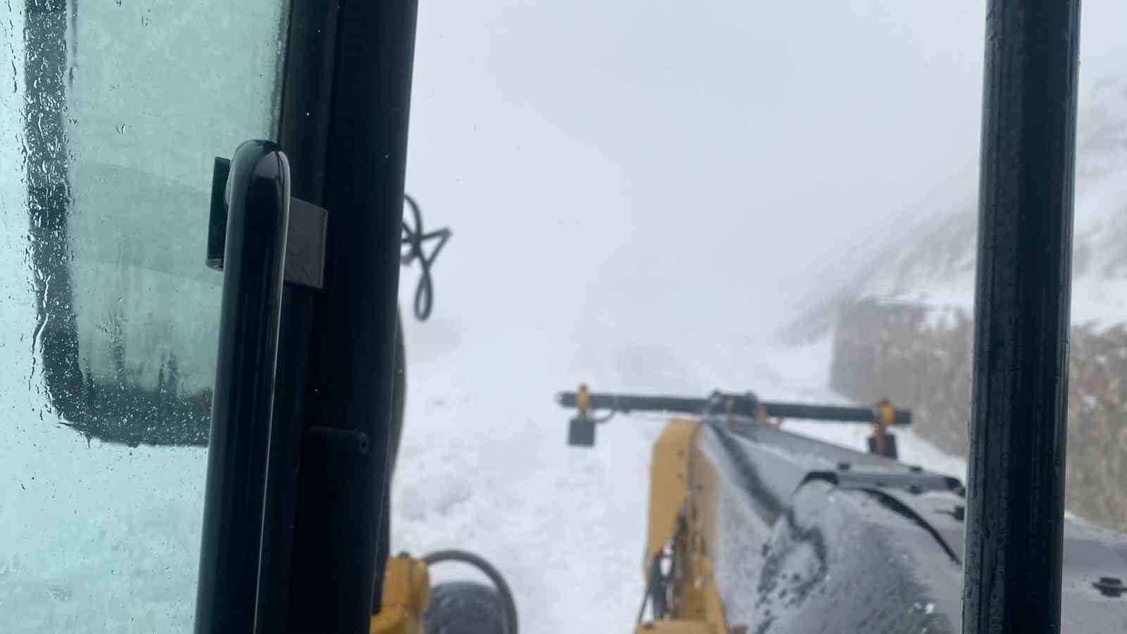 ŞIRNAK'TA İKİ GÜNDÜR ETKİLİ OLAN ŞİDDETLİ YAĞIŞ YERİNİ KAR'A BIRAKTI. HER YER BEYAZA...