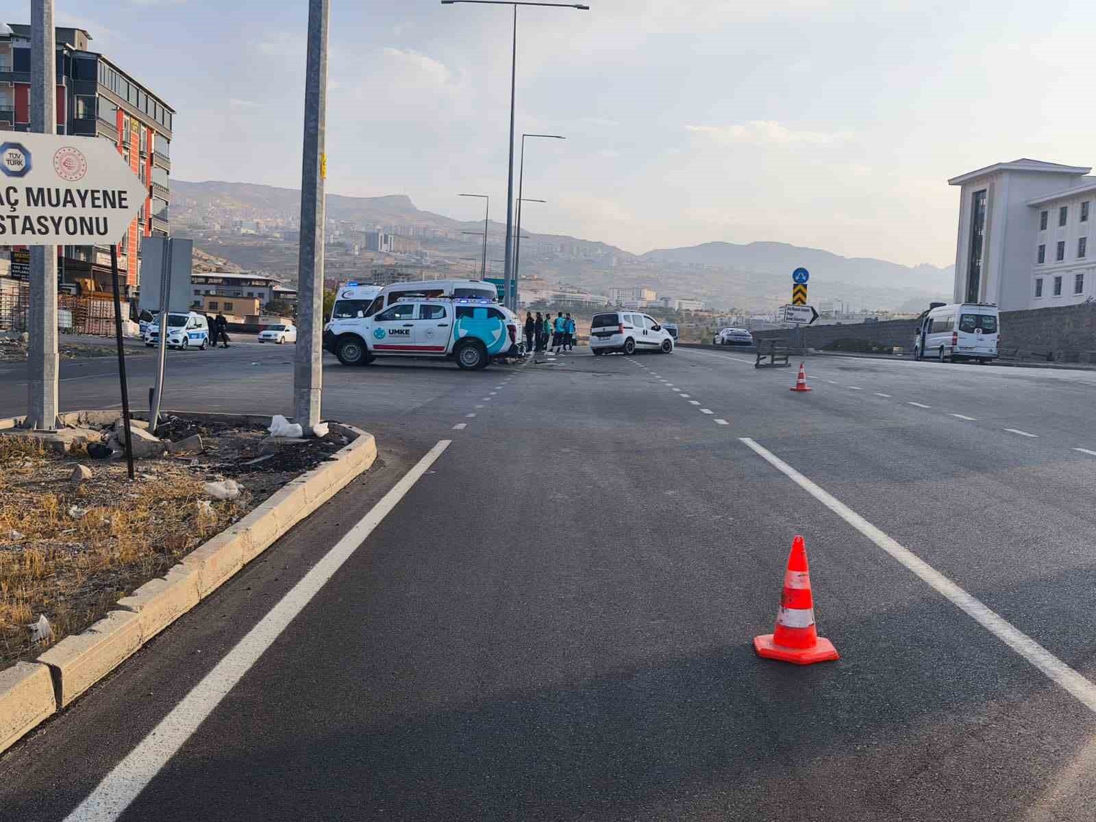 ŞIRNAK'TA ÖZEL EĞİTİM VE REHABİLİTASYON MERKEZİNE AİT MİNİBÜS İLE HAFİF TİCARİ ARACIN ÇARPIŞMASI...