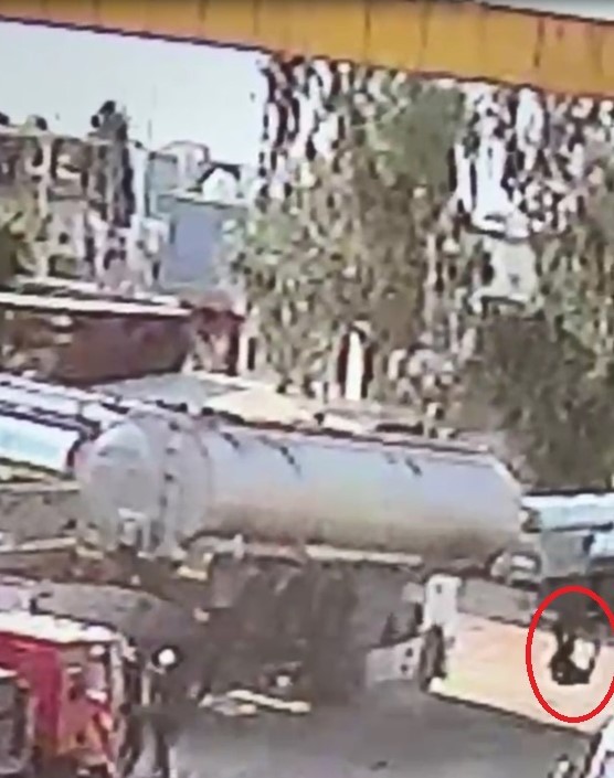 ŞIRNAK’IN SİLOPİ İLÇESİNDE TIRDAKİ YAKIT TANKI İNDİRİLİRKEN VİNCİN HALATININ KOPMASI SONUCU AĞIR...