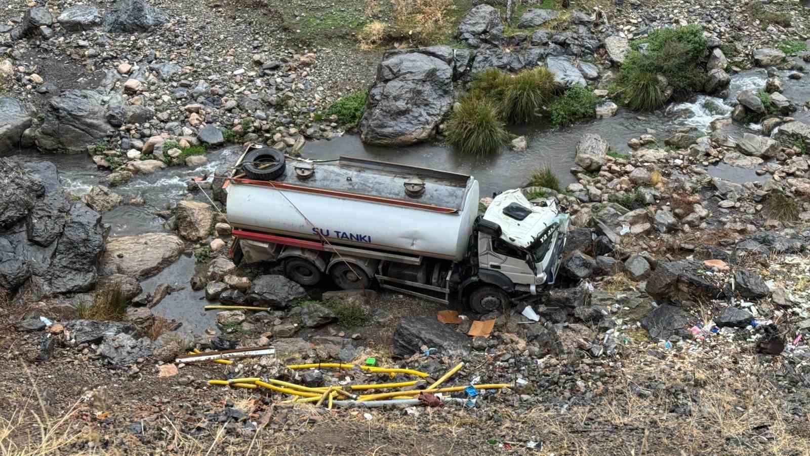 ŞIRNAK’IN ULUDERE İLÇESİNDE UÇURUMDAN YUVARLANAN SU TANKERİNİN SÜRÜCÜSÜ YARALANDI