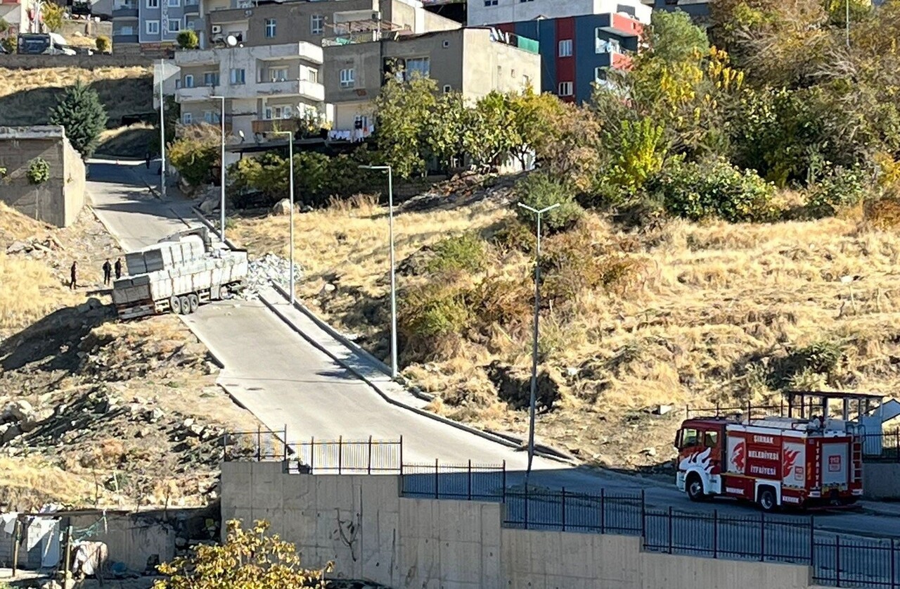 ŞIRNAK MERKEZ BAHÇELİEVLER MAHALLESİ’NDE DİK BİR YOKUŞU ÇIKMAYA ÇALIŞAN BRİKET YÜKLÜ TIR...