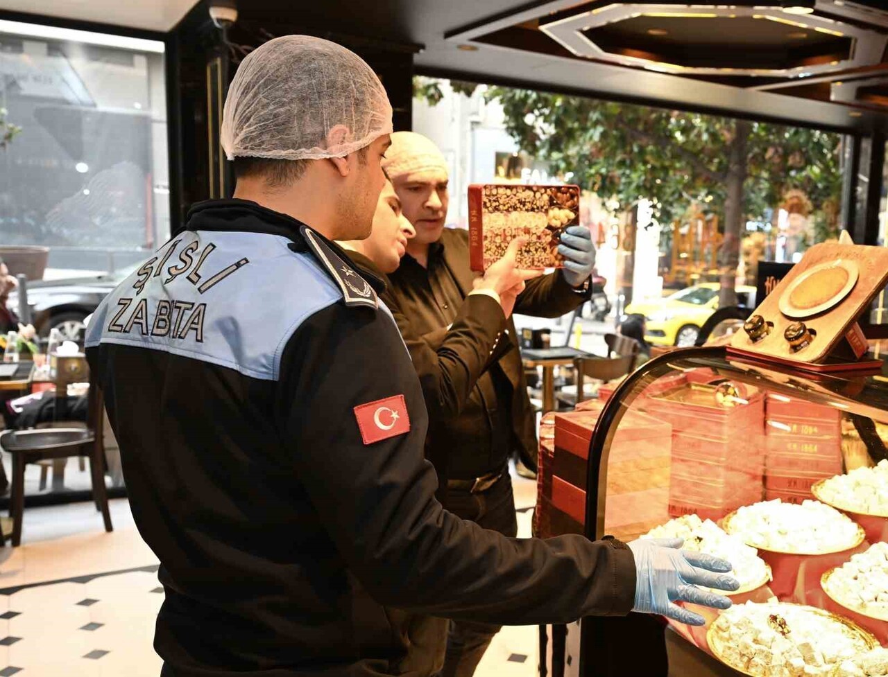 ŞİŞLİ BELEDİYESİ EKİPLERİ BAŞTA DÖNER SATAN İŞLETMELER OLMAK ÜZERE LOKANTA, PASTANE, KAFELERE...